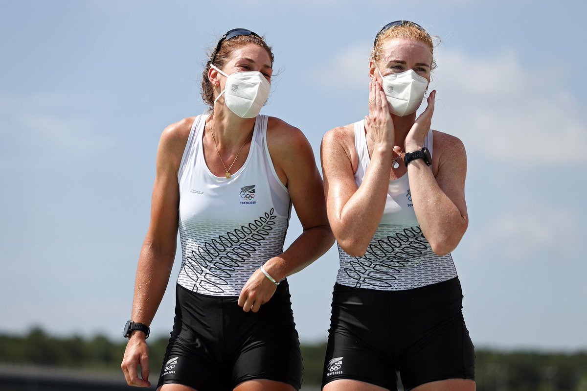 TheNZTeam's tweet photo. Moments of pure GOLD 🥇
🖤🌿🖤
Name a better duo…
#EarnTheFern #KoTātauTeKapaOAotearoa #WeAreTheNZTeam 
@RowingNZ 
📸 @GettyImages https://t.co/mhlhVP2RIp