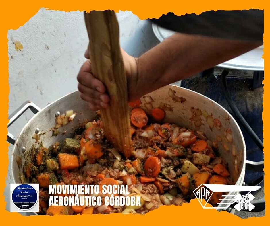 CorMovimiento's tweet photo. Olla solidaria en la sede gremial de APA, lxs aeronáuticxs en nuestra casa cocinamos para la comunidad de la zona, se entregan 100 porciones todos los sábados. En esta olla participan otras organizaciones.
En el barrio de San Vicente. https://t.co/HeNZbfLa9z