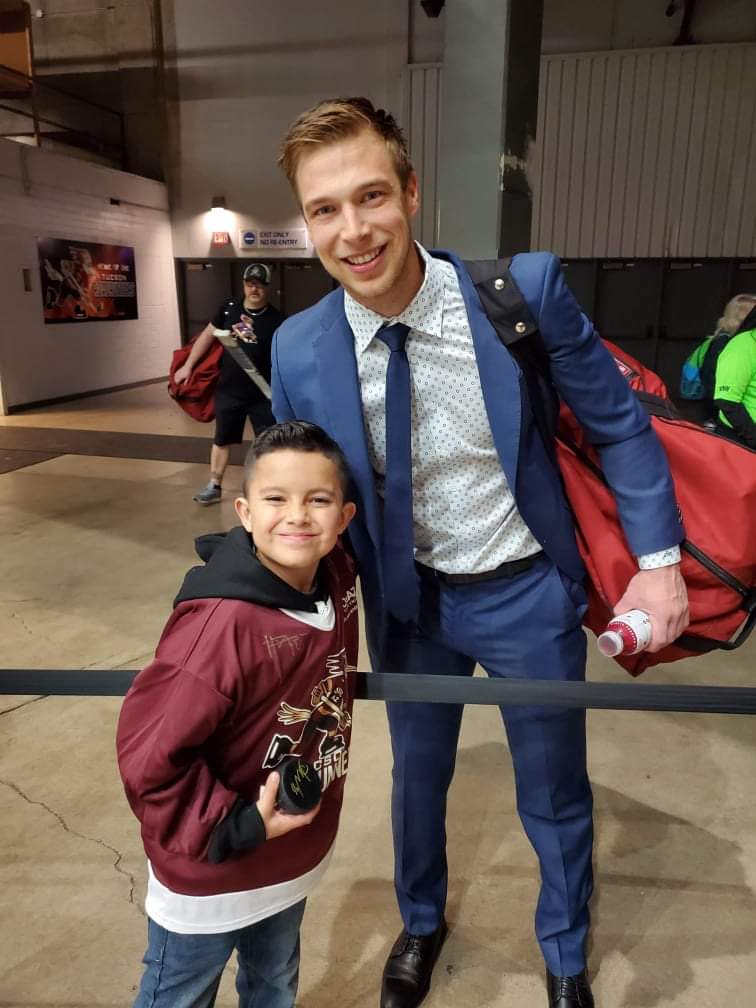 Adryan_w8s's tweet photo. 👏 Congrats to goalie bud @dkuemps35 on joining the @Avalanche! Another great goalie on the move. 🚎

Seems like all the goalies I've taken 📷📸 with the past few of years have found new teams over the course of 24 hrs. 😂

#Fleury @NHLBlackhawks #Brossoit @GoldenKnights #Kuemper https://t.co/zGNAdapr44