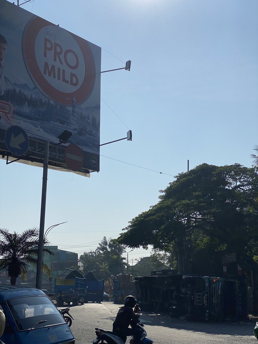 depan Bunderan SMP 5 Truk gandeng rebahan. Ada pengalihan arus &amp; proses evakuasi kargo. <a href="/infomalang/">Info Malang</a> <a href="/cityguide911fm/">City Guide 911 FM</a> <a href="/LalinNews/">Traffic Malang</a> <a href="/yusufgunawan/">Yusuf Gunawan</a>