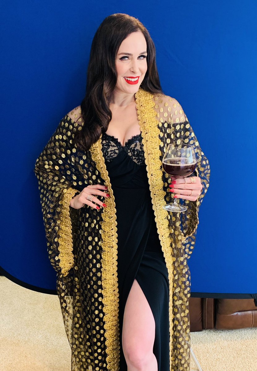 DanielleBisutti's tweet image. Auditions make faux day drinking an extraordinarily glamorous event. So do the frocks in @SonicStarShine #TheLastFolliesCloset and my signature @MACcosmetics 💄 #RubyWoo - thrilled to partner with #maccosmetics in an upcoming music project ... stay tuned! 💋 #vintagebeauties