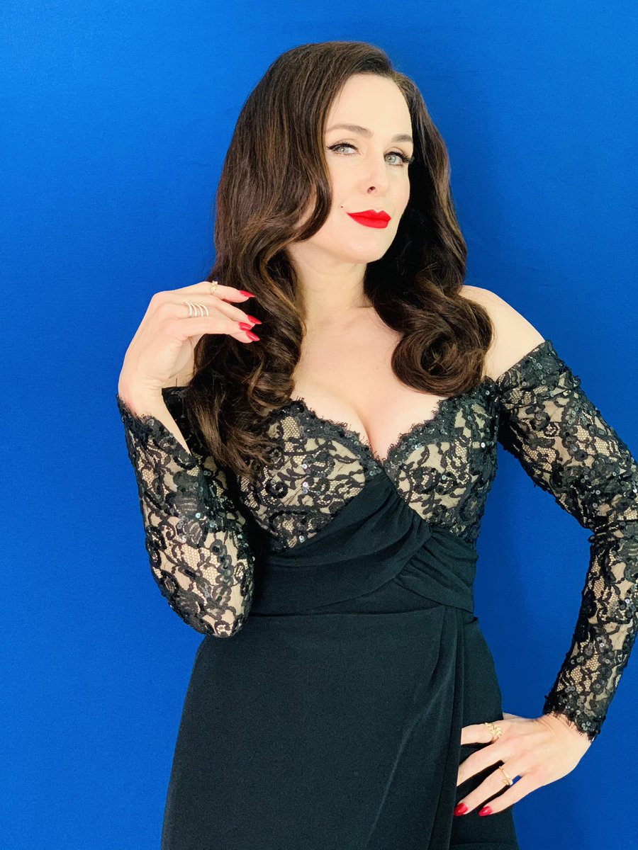 DanielleBisutti's tweet image. Auditions make faux day drinking an extraordinarily glamorous event. So do the frocks in @SonicStarShine #TheLastFolliesCloset and my signature @MACcosmetics 💄 #RubyWoo - thrilled to partner with #maccosmetics in an upcoming music project ... stay tuned! 💋 #vintagebeauties