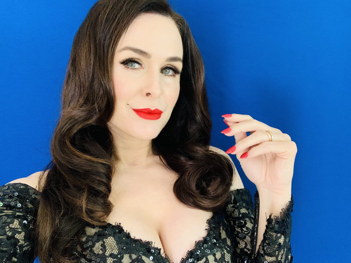 DanielleBisutti's tweet image. Auditions make faux day drinking an extraordinarily glamorous event. So do the frocks in @SonicStarShine #TheLastFolliesCloset and my signature @MACcosmetics 💄 #RubyWoo - thrilled to partner with #maccosmetics in an upcoming music project ... stay tuned! 💋 #vintagebeauties