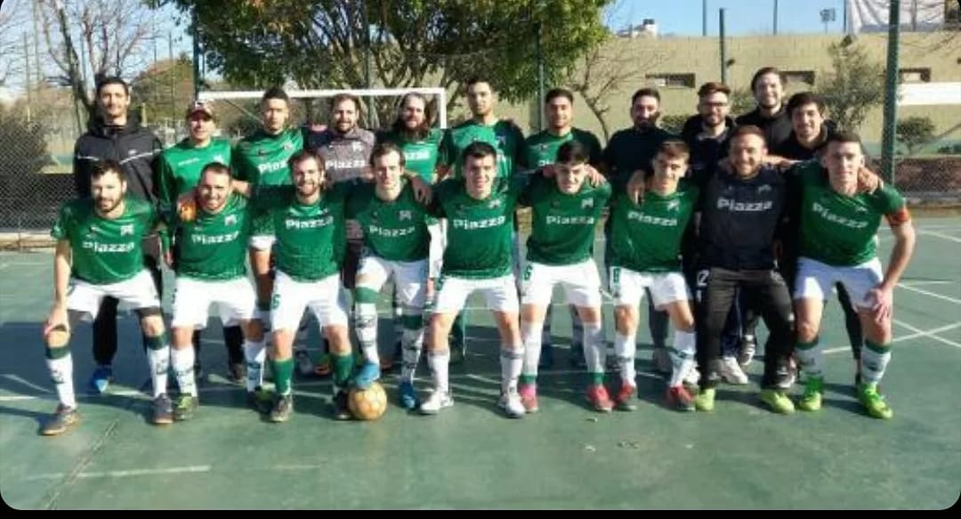 ferrocarriloest's tweet photo. Los pibes de BAFI tira B también se suman con esta foto al festejo de #Ferro117 🎂🎉💚
Arrancan el torneo el 8/8 y se están entrenando a full!!! 💪 https://t.co/lMDMwZijTZ