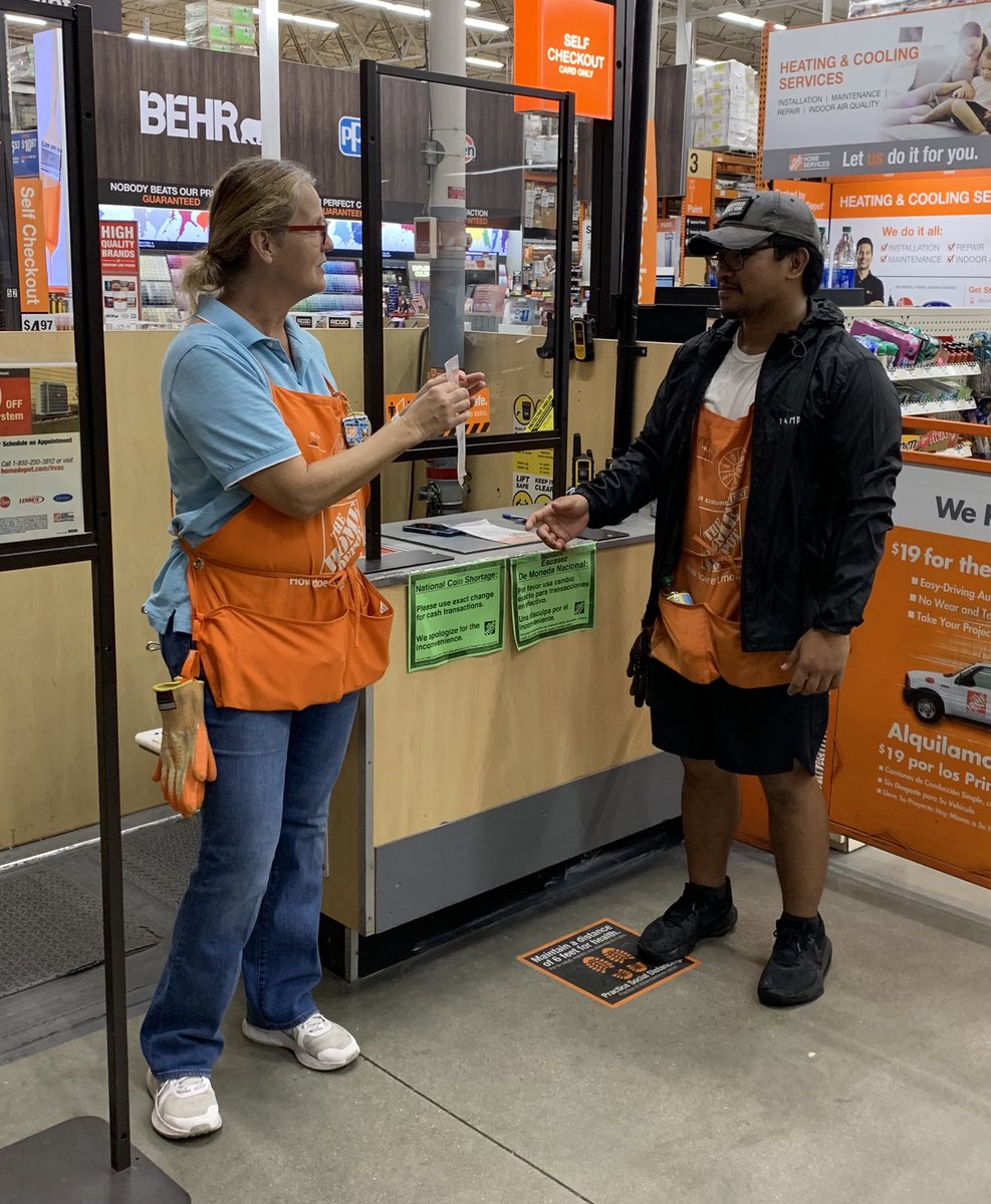 RBDuplessis's tweet photo. 6327 Head Cashier Linda Evans received a Homer Award right after recognizing D96 Associate Mark Anthony with his first Award for his work ethic! Well done both of you! @StacyMaisonet @teresa39002397 @BrettTHD @kelm_donna https://t.co/UEWV3r9UNA