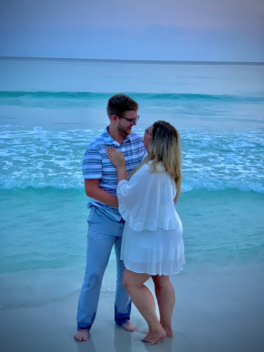 realjecole8's tweet photo. i’m engaged i’m engaged i’m engaged !!!!!!!!!! https://t.co/Mb8bQWNB2T