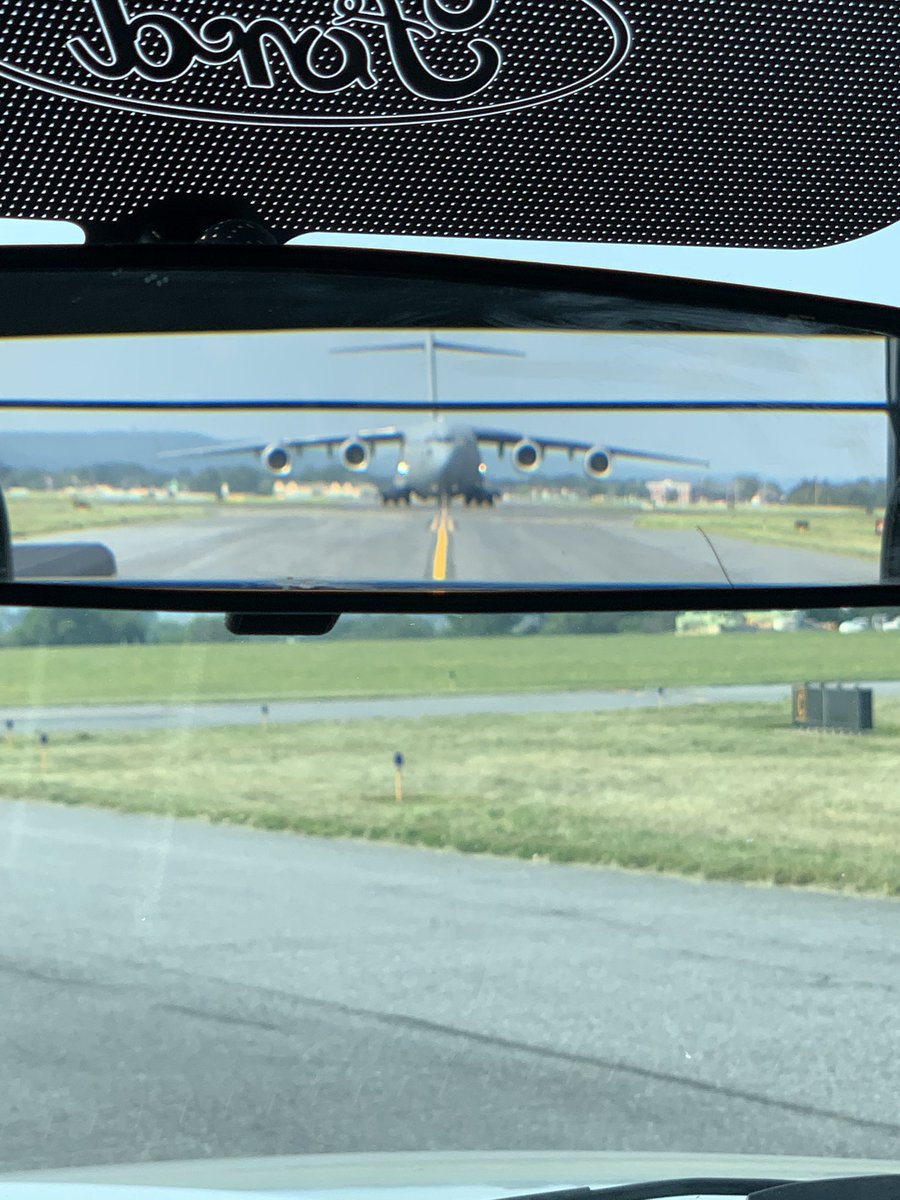pjb927's tweet photo. Had a great day at work today. I have a lot more pictures to come. #POTUS #FlyABE #C32 #C17 #aviation https://t.co/hejZO69Jh7