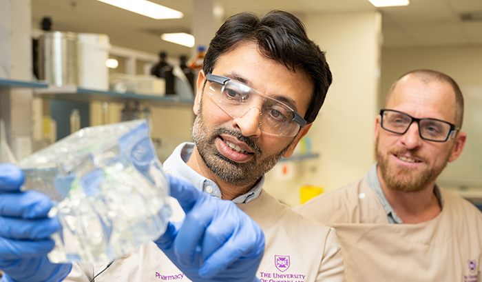 A nasal spray technology by #UQ researchers that enables the delivery of drugs to treat mental health disorders will enter development for clinical use after the signing of a licence agreement with InnarisBio. @UniQuestUQ <a href="/UQHealth/">UQ Health</a>
<a href="/UQPharmacy/">UQ Pharmacy</a>

Story - tinyurl.com/yzczx3d2