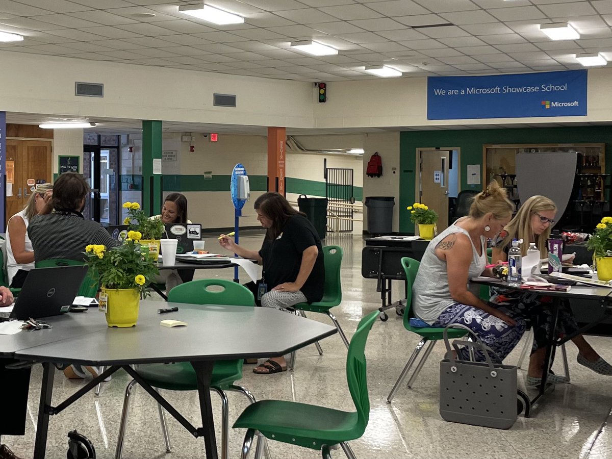 racheladamstn's tweet photo. Our @gms_tn leadership team hard at work &amp; dedicated to encouraging, supporting, &amp; nurturing others at GMS! They are our marigolds! #bolddreams #boldschool #cultivatingleaders #championsofstudentlearning #GDevilPride https://t.co/jbv2ViTt7V