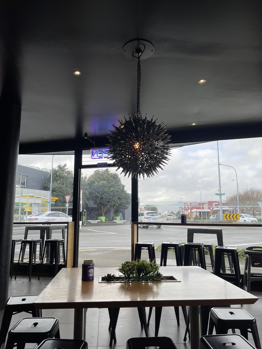 Se almuerza fuerte? Se almuerza fuerte.