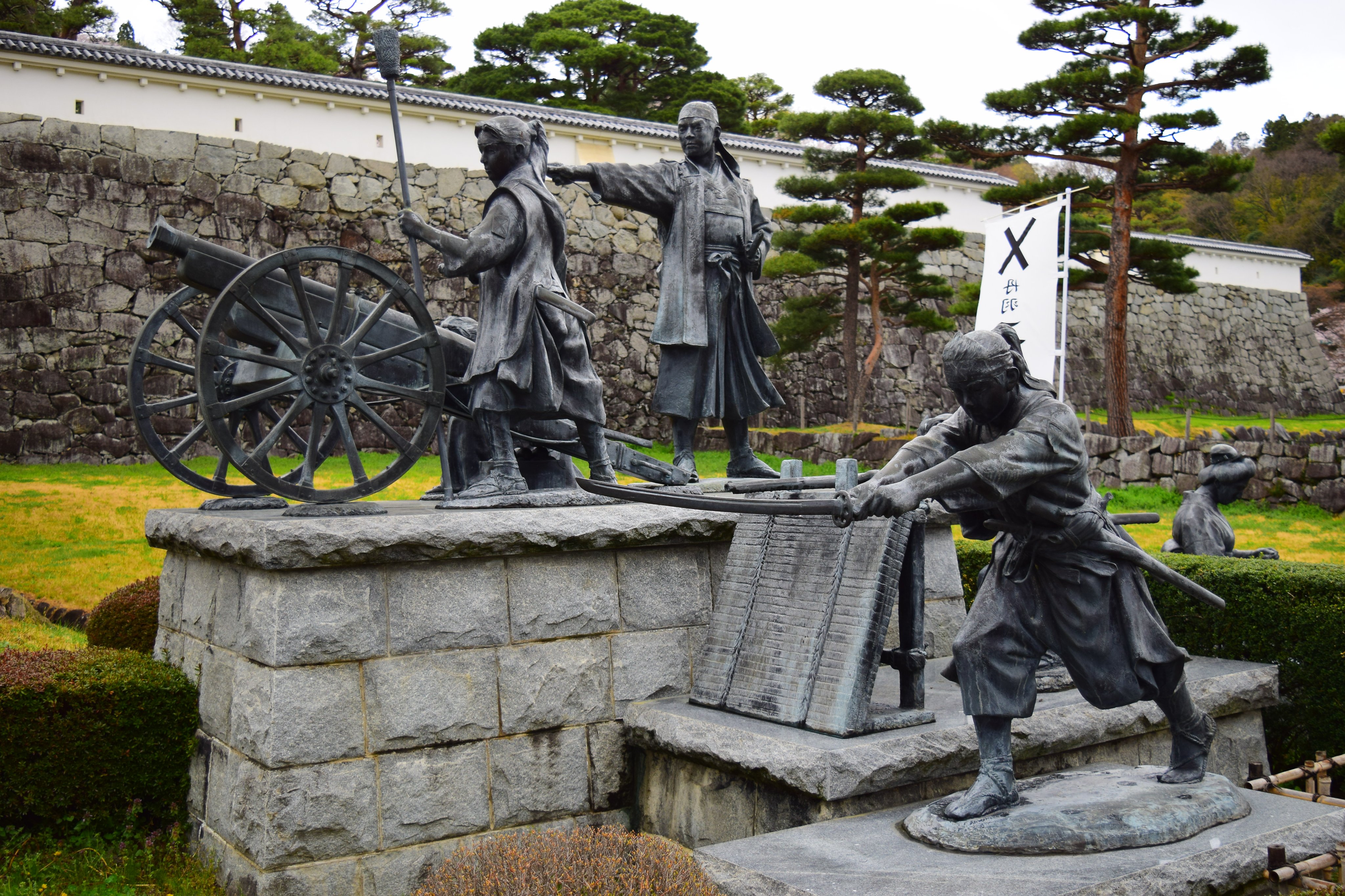 四季しのぶ ままどおる県民 灰燼と化す二本松 慶応４年７月２９日 １８６８年９月１５日 二本松藩の居城 二本松城 霞ヶ 城 が陥落しました いわゆる 二本松少年隊 や 大壇口の二勇士 など激戦を物語る数々の逸話が伝わる二本松城攻防戦 後