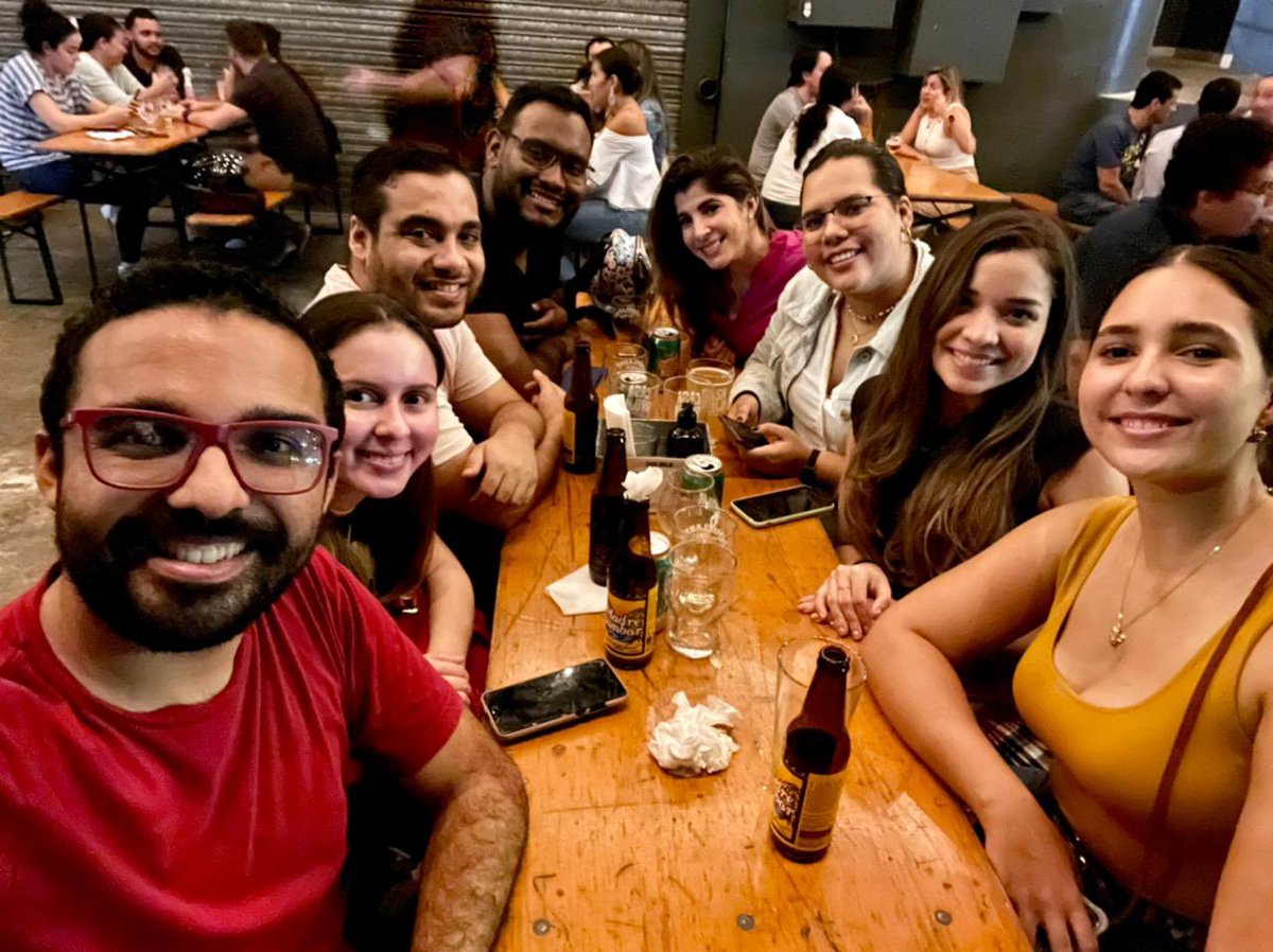 nicolearrochac's tweet photo. Años sin vernos, pero decidimos empezar a hacer reuniones periódicamente durante pandemia 🙃 @Mari_Viri @lcchacon @mgorrichategui @alealessandria3 https://t.co/ONMdZiudNW