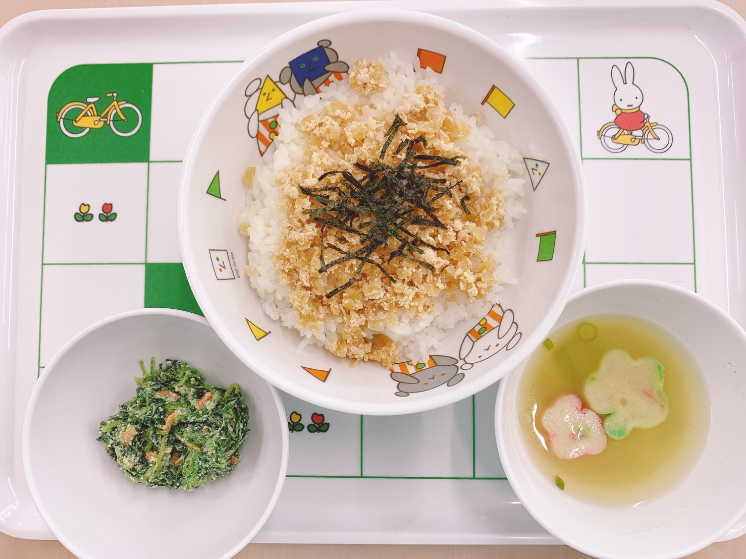 تويتر 吹上幼稚園 على تويتر 7 29 木 の献立 鶏そぼろ丼 ほうれん草の白和え 花麩と青ネギの味噌汁 T Co Tore3bvkln