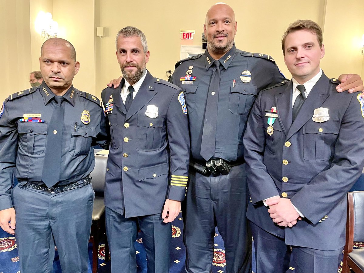 c24219271's tweet image. @libradunn our heroes!! These 4 and all their co-workers!! We have your back. You ARE appreciated. You matter. Never, ever forget that. #AmericanHeroes #StandWithStrength #WeStandWithYou