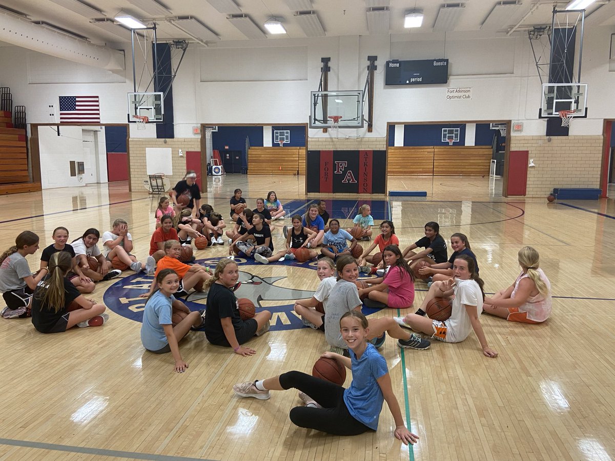 BlackhawksLady's tweet photo. LBB 2021 Summer Camp finished up today. It was so awesome seeing all of the smiling faces back together in the gym! Thanks to all girls who attended and the @FortGirlsBBall players for helping out! #traditionstartshere #falbb #1fort #PTB https://t.co/fFAskaAwhZ