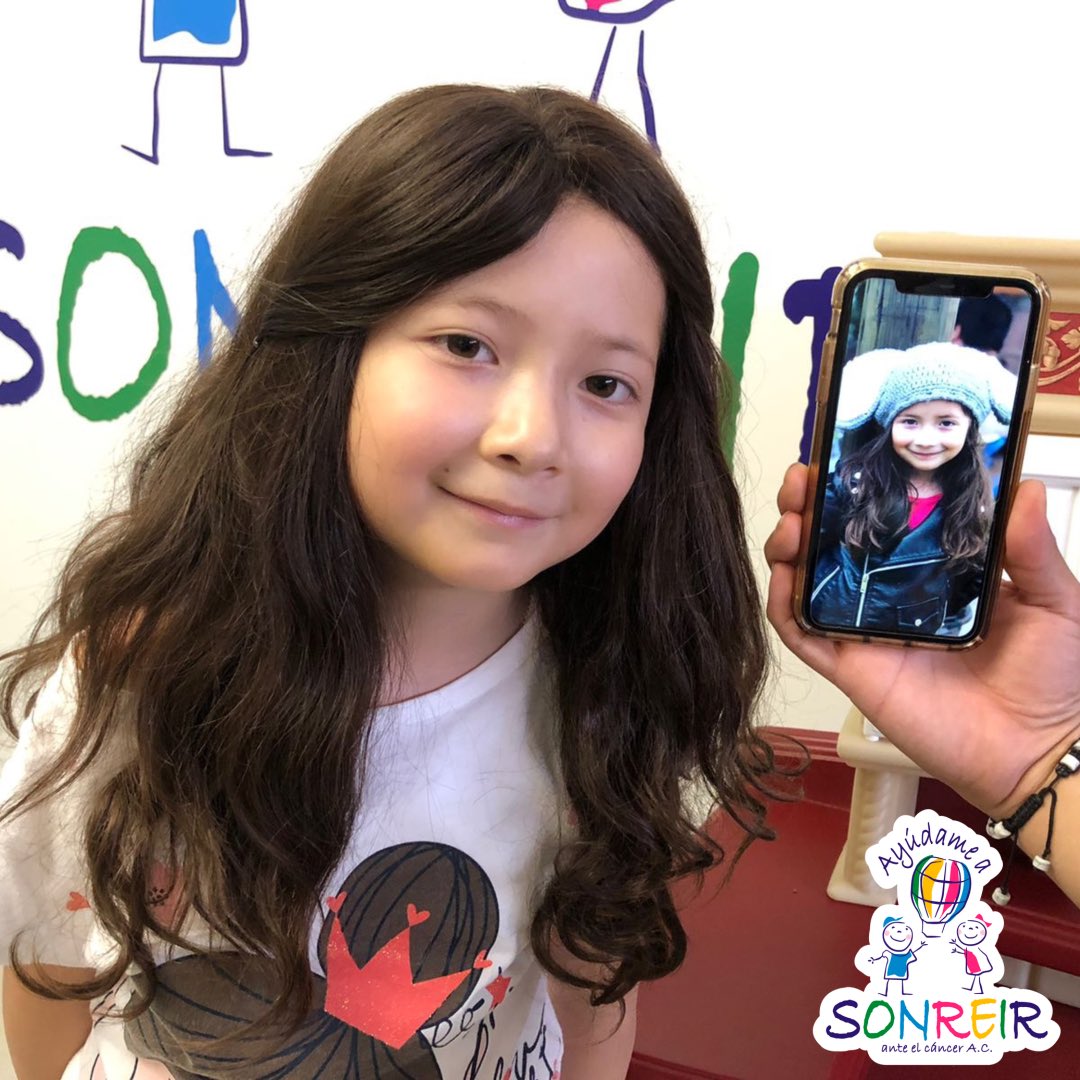 AyudameaSonreir's tweet photo. Cuando las niñas son tocadas por el #cáncer,la caída del cabello es una de las dificultades más complejas de vivir. El #amor de su #familia y la sabiduría que adquieren van mostrándoles su belleza infinita. 
#CáncerInfantil #sueñosASAC #pelucasASAC https://t.co/4eUGIT6ifW
