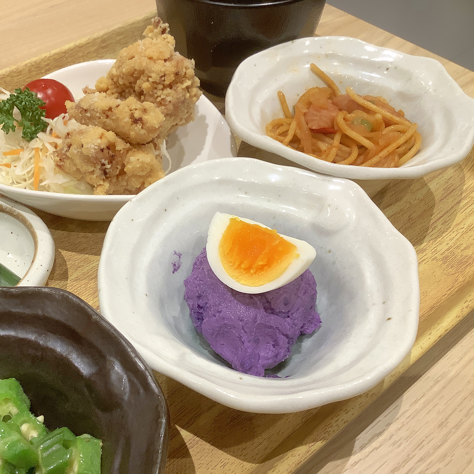 道の駅高田松原 陸前高田市 レストラン たかたのごはん では おばんざい定食 の小鉢の１品として このシャドークイーン を使ったポテトサラダを提供しています アメリカ映画で出てくる青いケーキのような 派手な紫色のポテトサラダですよ