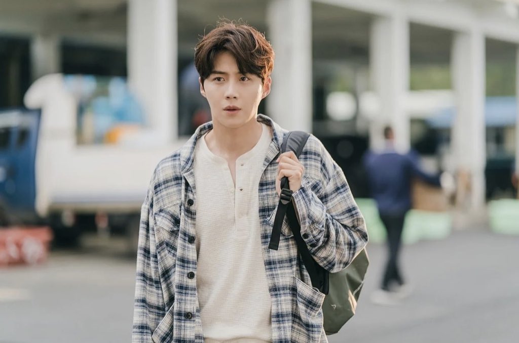 kdramadump's tweet photo. tvN releases first still cuts of kim seonho as hong dushik for #HometownChaChaCha 🤍 https://t.co/aAPH7vi6NH