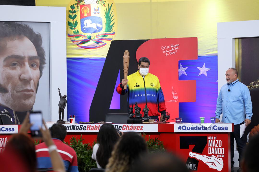 NicolasMaduro's tweet photo. ¿Qué les pareció? Me sumé al programa número 350 de “Con El Mazo Dando”, en el que sorprendimos a @dcabellor. Fuimos a celebrar de la mejor manera el cumpleaños de nuestro Comandante Chávez, unidos en este proceso de construcción de la Patria. ¡Juntos Todo Es Posible! https://t.co/N2727DwNTQ