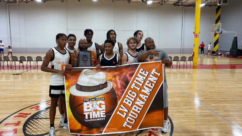 Freddy3x_ynotme's tweet photo. Last Dance with the Family❤️ Won @GeeCharles24 MVP #Championship #LasVegas @_camcleveland3 @jaden @Kam21Thomas @Qvilla23 @caydenvasko_ @jmajr21 https://t.co/CZT37MSnm6