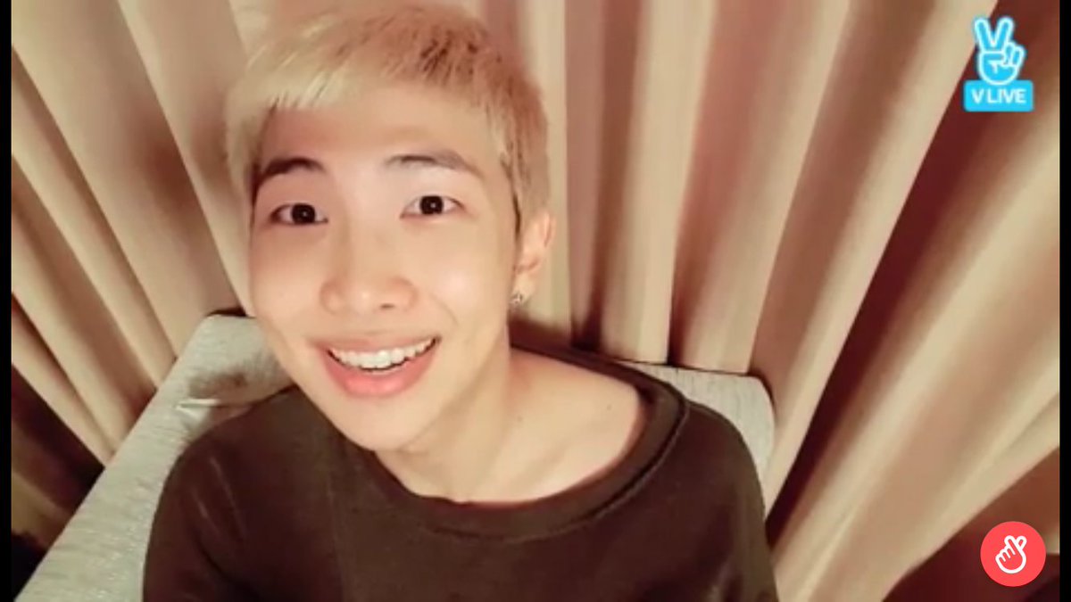 jhobistic's tweet photo. i felt sad so i decided to go to this live again. his smile can cure anything https://t.co/42uwbJ6iFB