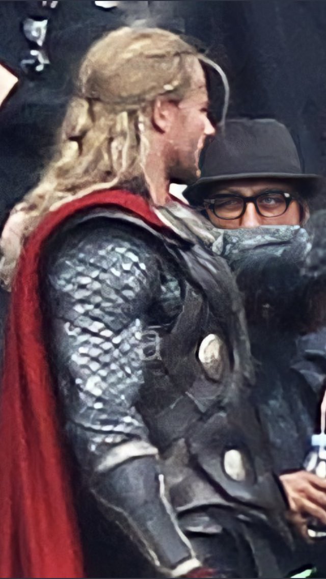 RT @fratb0yhrry: why this kinda looks like louis dressed as thor https://t.co/qeeG6pKhSo