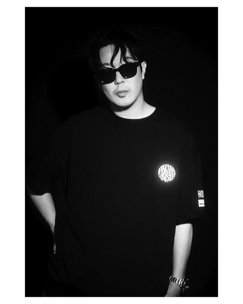 QuanTaiwanfam's tweet photo. So handsome 😍😍😍
CR studio3rdbass_official
#하하 #하동훈
Works for “Caliph Ash”
studio3rdbass 2021 / Parkjiman.
#studio3rdbass #photography #photostudio #studioworks #cover #portrait #fashion #haha #caliphash https://t.co/tPVBAEwrHi