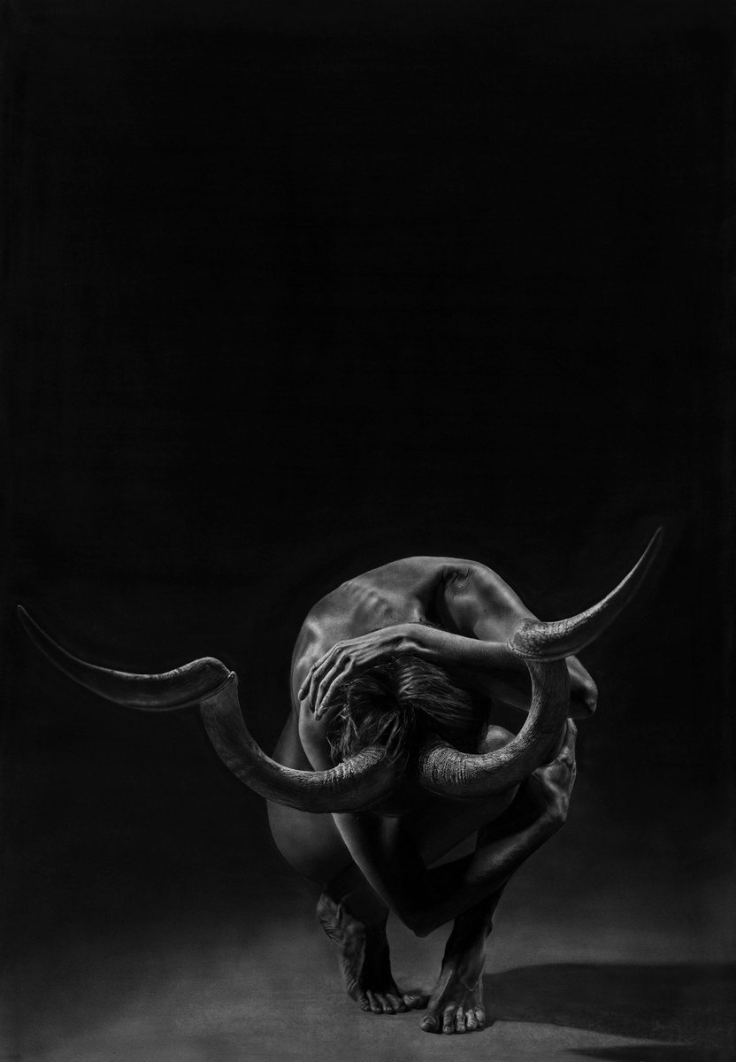 JonoDry's tweet image. 'Exposed' -pencil on paper, 2015.  I was so relieved to finish this drawing. The title does a pretty good job describing how I felt after working on it. This drawing speaks of exposing ourselves to vulnerability when we would rather not. 

#art #pencildrawing #hyperrealisticart