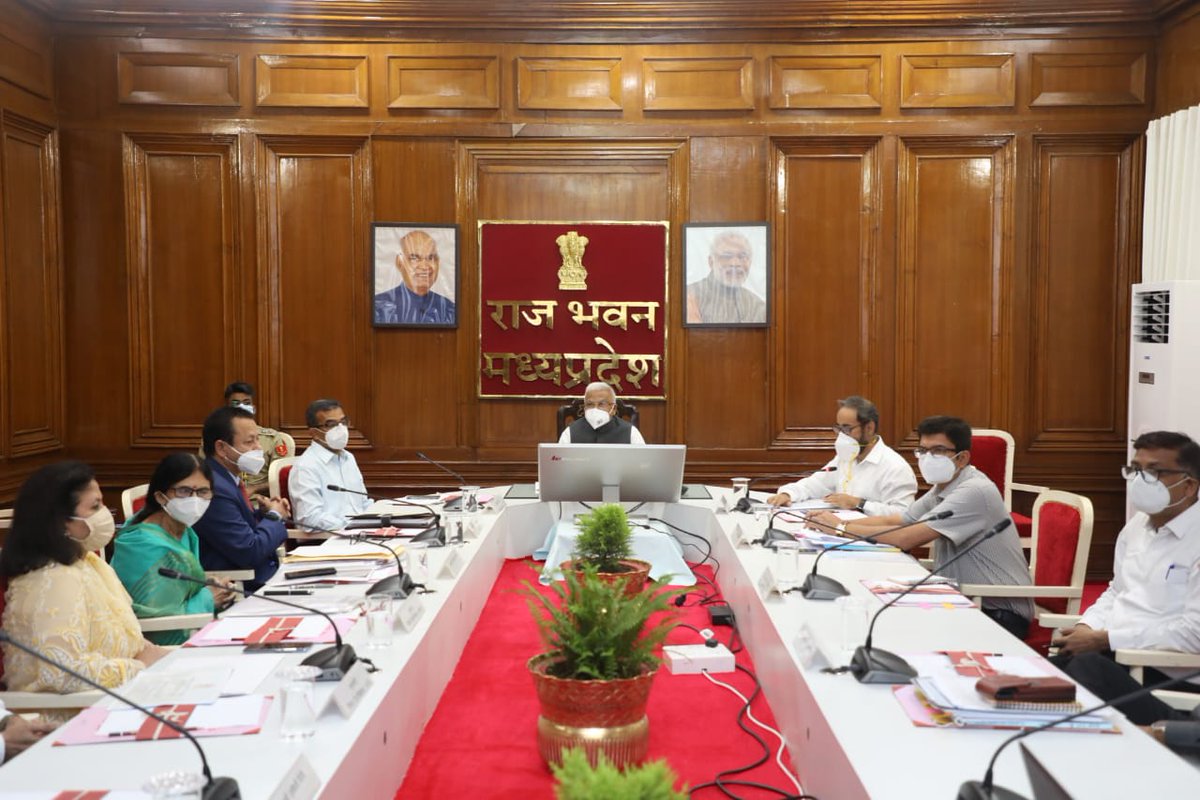 राज्यपाल श्री मंगुभाई पटेल ने मध्यप्रदेश के विश्विविद्यालयों के कुलपतियों के साथ आज राजभवन में चर्चा की।