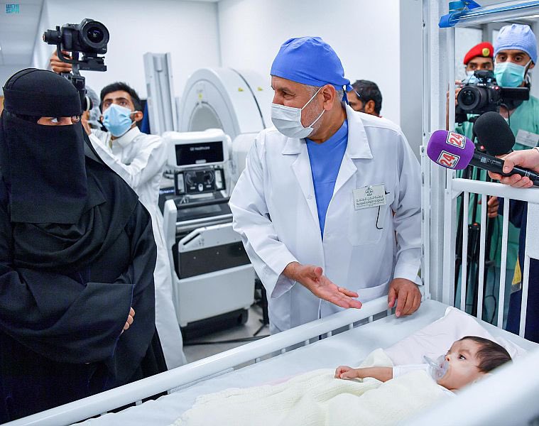 بدء عملية فصل التوأم الطفيلي اليمني في الرياض، بمشاركة 25 طبيبًا وأخصائيًا إلى جانب الفنيين وكوادر التمريض. 
spa.gov.sa/2266721
#واس_عام