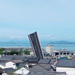 空から道路が降ってきて、地面に突き刺さってんのかと思った。いつ見ても違和感しかない… pic.twi…