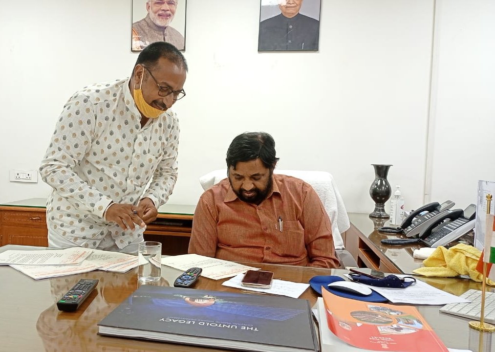 शिक्षामित्र..
आदर्श एवं बड़े भाई मा.केंद्रीय राज्य मंत्री भारत सरकार श्री कौशल किशोर जी द्वारा मा.मुख्यमंत्री जी से संभावना..
वर्चुअल मीटिंग होने वाली हैऔर प्रमुख मुद्दा शिक्षामित्रों का है..शांति बनाए रखें टीका टिप्पणी करने वाले लोगों तो मुंह तोड़ जवाब दें..