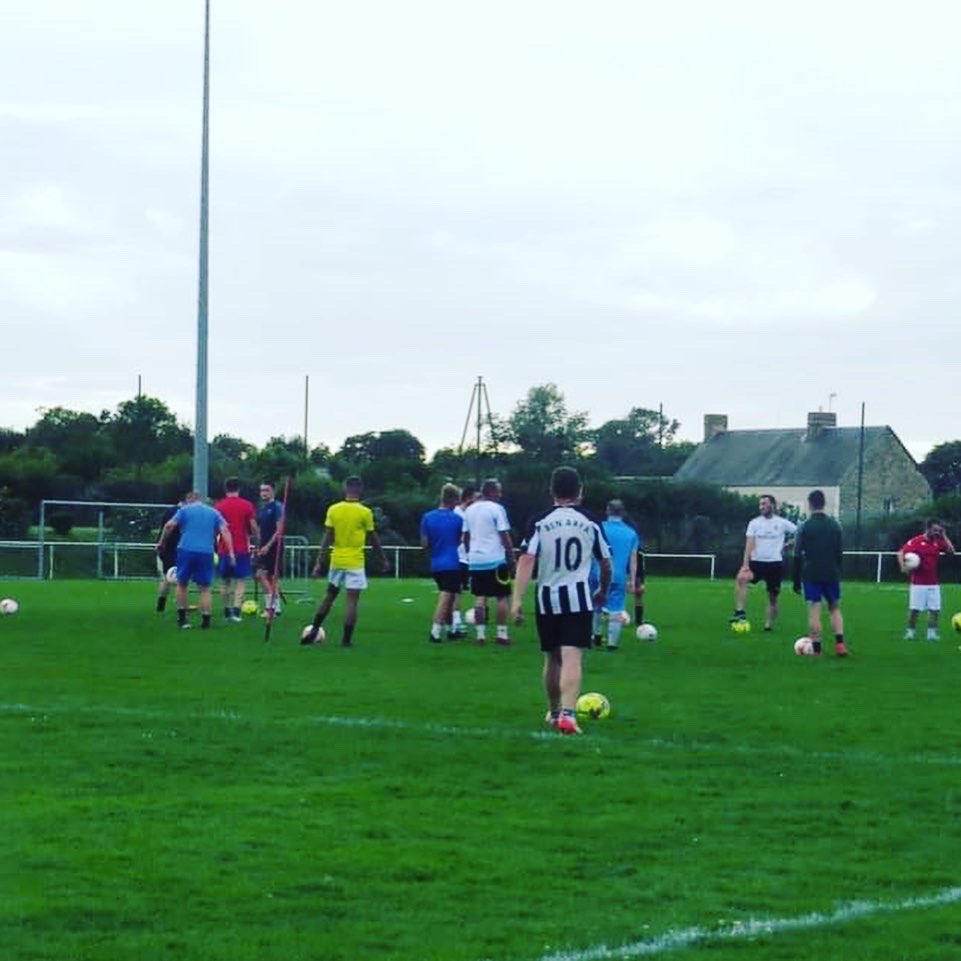 CaPontois's tweet photo. La saison 2021-2022 a débuté hier avec la reprise des entraînements pour nos seniors ! Une vingtaine de joueurs a retrouvé le chemin des terrains ⚽💪 https://t.co/G4jvdlFchc