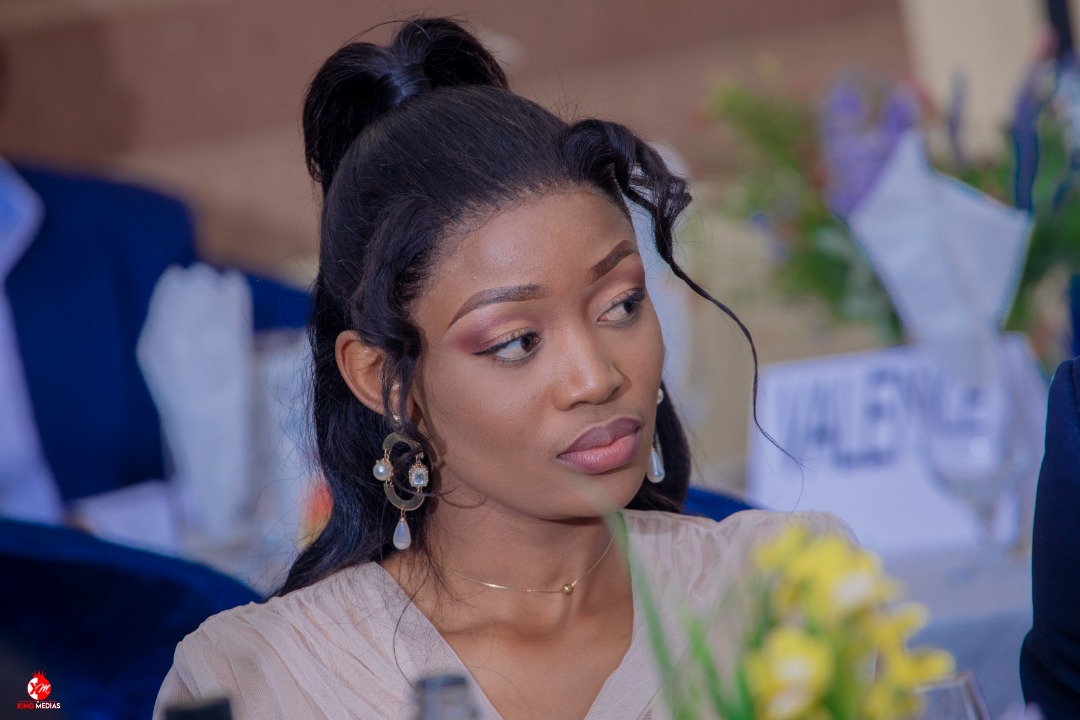 GloriaKaulo's tweet image. Salut je suis nouvelle ici, je folow back, et je folow touts les likes et les retweets, mais j'attends aussi en retour. 😇😇😇 suivons nous vivant. @chael_bin