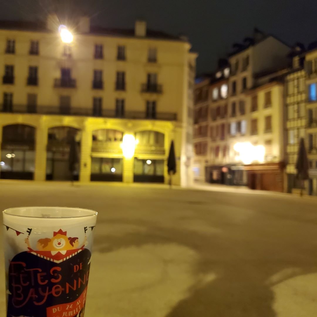 LesADB1's tweet photo. Ne pas se retrouver au carreau des Halles.
L'avant peña.
#tradition #Halles #peña #quaidenive #bandas #bayonnemaville #FDB2021 #FDB2022 https://t.co/ygnmAGEaNe