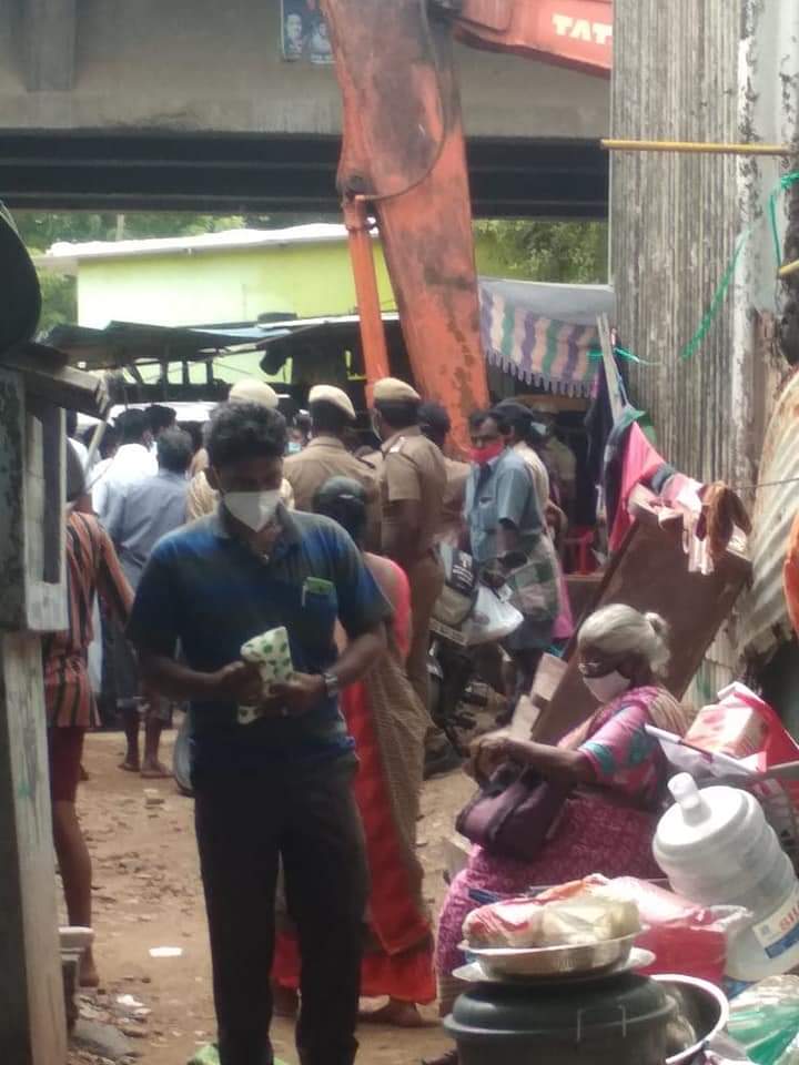 Neelam_Culture's tweet photo. சென்னை அரும்பாக்கம் ராதாகிருஷ்ணன் நகரை சேர்ந்த தலித் மக்கள் வெளியேற்றம்.

25 வருடமாக வாழ்ந்து வந்த பூர்வகுடிகளை ஒட்டுமொத்தமாக வெளியேற்றும் போக்கை  வன்மையாக கண்டிப்போம்.

இங்கு மொத்தம் 270 வீடுகள் உள்ளநிலையில் இதில் 240 வீடுகள் கணக்கு எடுத்துள்ளன.
@beemji https://t.co/sQoAToi1sd