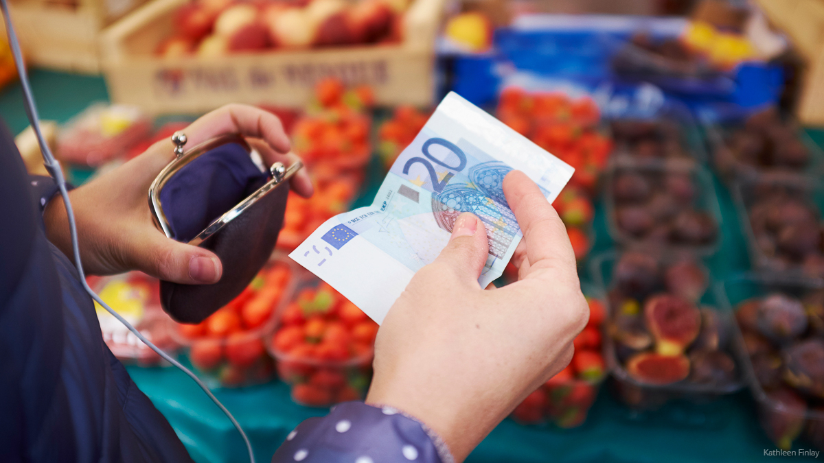 ecb's tweet photo. Cash remains safe to use. People used less cash when the pandemic hit, partly for fear of infection. Our colleagues joined forces with researchers @VirologyBochum and found that the risk of transmission via euro banknotes and coins is very small. Read more https://t.co/DtpXSEQaEt https://t.co/0w2o29zki8