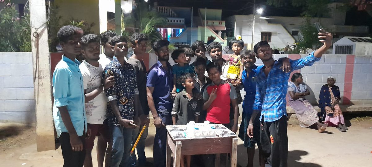 Nellaipandi353's tweet photo. 🔥இளைய சூப்பர் ஸ்டார் தனுஷ்😎அண்ணாவின் #38வது பிறந்தநாளை முன்னிட்டு 🎉பேட்டை பகுதி தலைமை தனுஷ்🔥 ரசிகர் மன்றம் சார்பாக🔥 கேக் வெட்டி 🎉பொது மக்களுக்கு இனிப்புகள் வழங்கி கொண்டாப்பட்டது @Nellai__Dfc @dhanushkraja @TenkasiDfc @NellaiNdr @DhanushAnanddfc https://t.co/pLLNo7dQXB