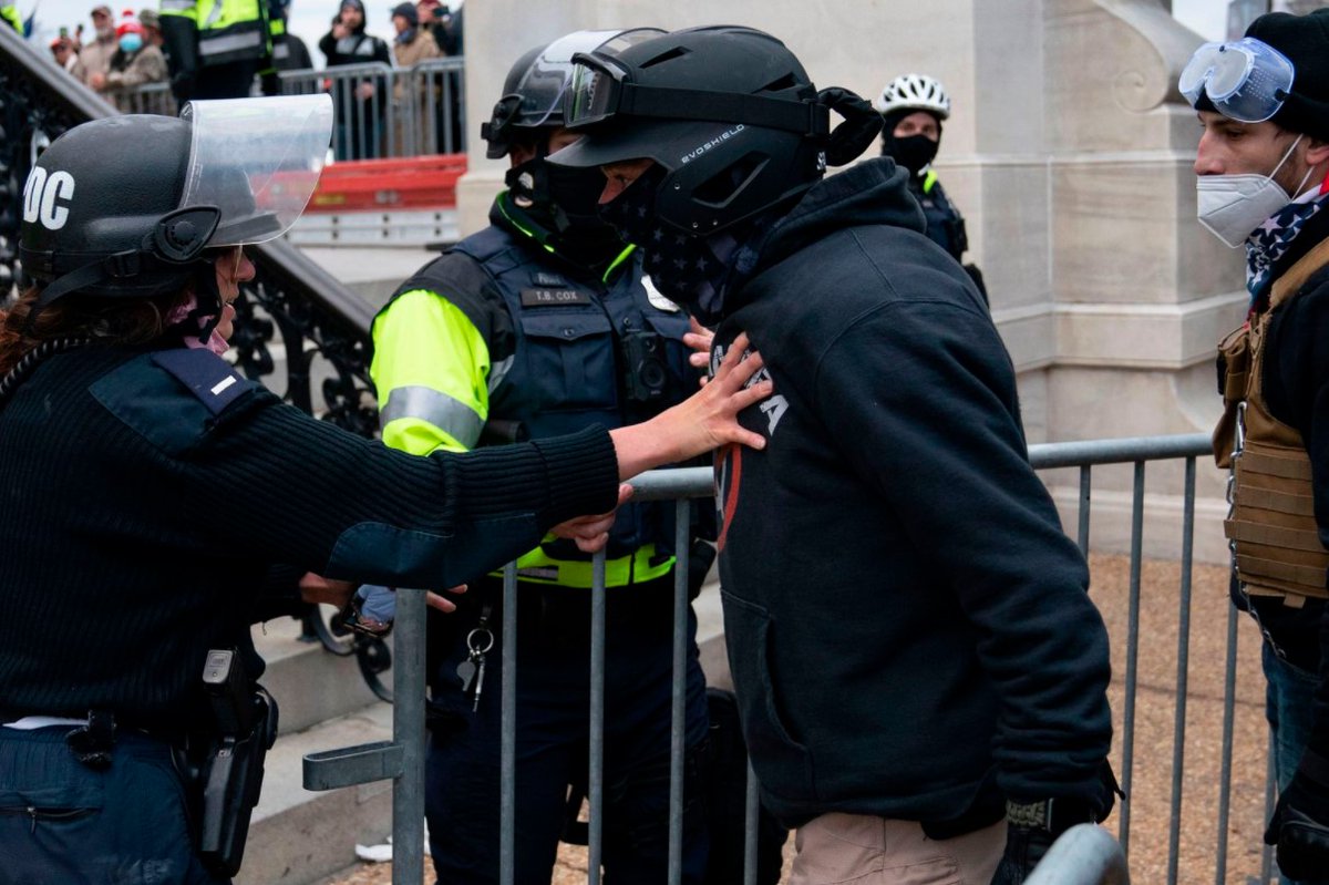 Jan6Hashtags's tweet photo. NEW HASHTAG: #AntiAntifaHoodie

https://t.co/ZGZQZD2MNu

So if you're ANTI-Anti-facist then that makes you ... 

oh, right.

Yep, nothing to see here on Jan 6th. Just a bunch of peaceful patriots.

https://t.co/P3Zfwv794T

Confronted MPD officers outside the Capitol. https://t.co/Hnqre9tCNx