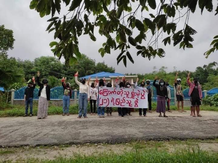 Redkrystal16's tweet photo. "Fear Will Fail , perseverance Will Win"
Pro-democracy youths in #Paung protested to overthrow dictatorship ,chanting salogans.
#July29Coup
#WhatsHappeningInMyanmar
#MilkTeaAlliance https://t.co/9KLqc5qW6h