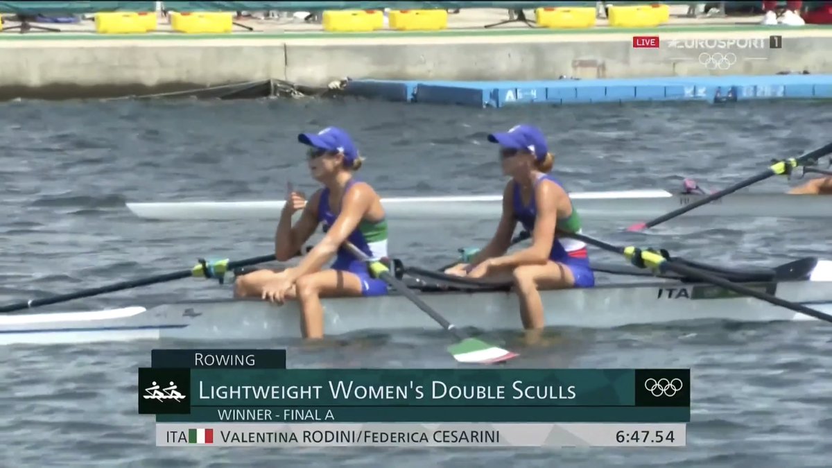 toMMilanello's tweet image. È MEDAGLIA D’OROOOOOO

L’urlo nella notte: il doppio PL scala il monte Olimpo con le straordinarie Valentina #Rodini e Federica #Cesarini. È vittoria al fotofinish per 8 centesimi.

È il secondo #gold a #Tokyo2020 per l’Italia!
È un oro che nel #canottaggio manca da Sidney 2000.