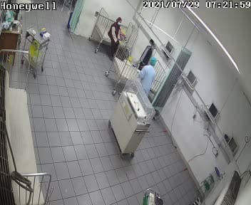 Alhamdulillah sudah tiga hari ini UGD dan triase UGD di kontiner RSUD Dr. Soetomo sudah kosong. Semoga terus membaik. Pasien covid-19 di Jatim terus menurun. Mohon semua dulur Jawa Timur tetap disiplin protkes dan segera vaksin bagi yang belum. Mugi sami sehat. Amin.