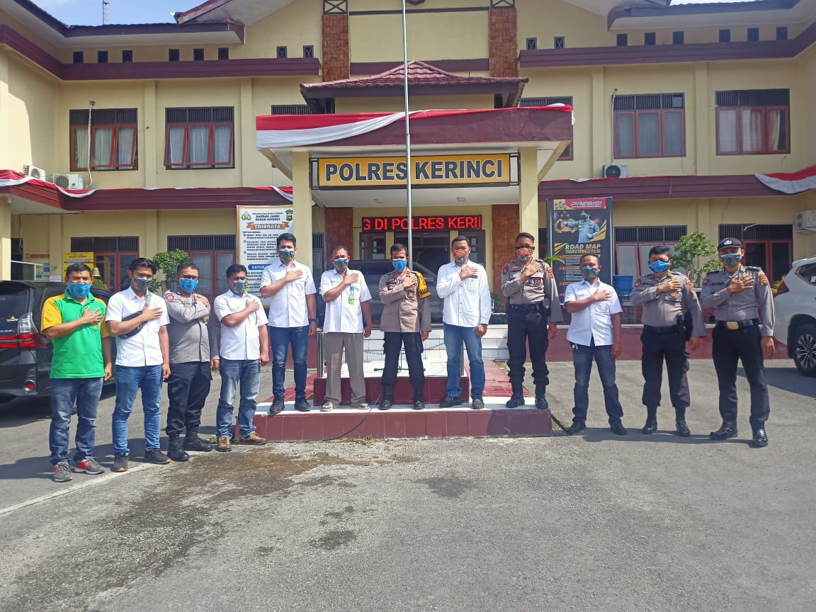 SumatranTigerID's tweet photo. The first action to commemorate Global Tiger Day 2021 and promote the use of masks and health procedures came from Kerinci Seblat National Park. The PIU team in collaboration with the Kerinci Police instigates the spirit of Sumatran tiger conservation. #GlobalTigerDay https://t.co/Yx6hZfICpF