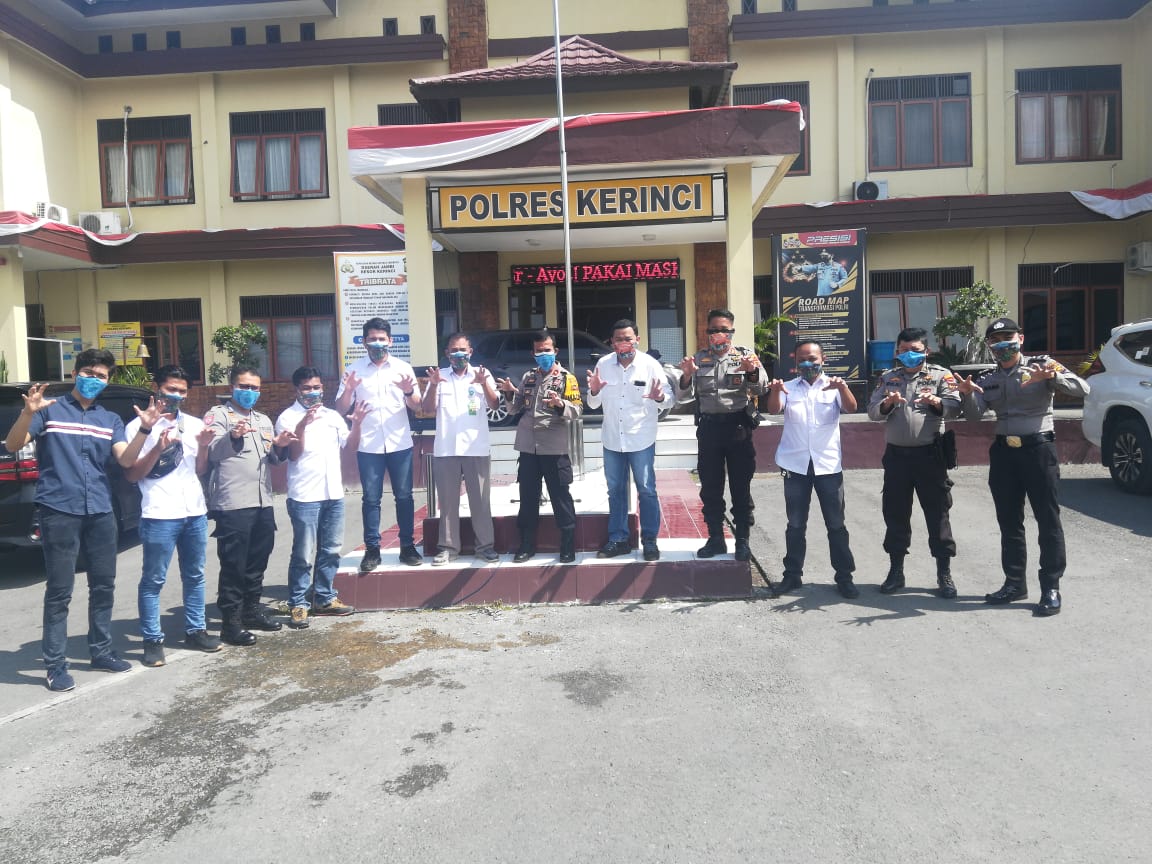 SumatranTigerID's tweet photo. The first action to commemorate Global Tiger Day 2021 and promote the use of masks and health procedures came from Kerinci Seblat National Park. The PIU team in collaboration with the Kerinci Police instigates the spirit of Sumatran tiger conservation. #GlobalTigerDay https://t.co/Yx6hZfICpF
