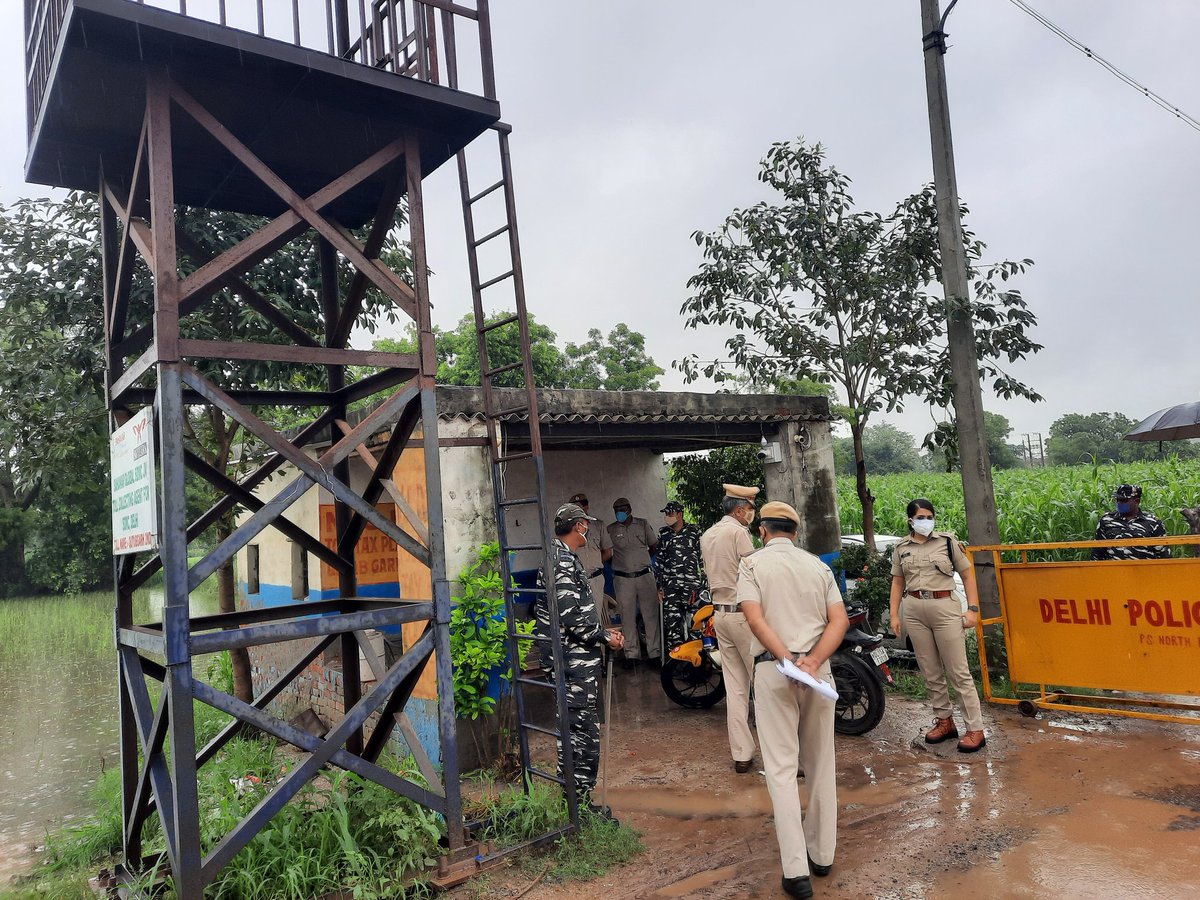 dcprohinidelhi's tweet photo. In the view of forthcoming independence day celebrations, Addl DCP-I/Rohini District, inspected all check points and reserve points along Haryana border and Inspected all metro stations of #Rohini District.
@CPDelhi @SanjaySingh_IPS @ssyips @DelhiPolice
#NoToleranceForCrime https://t.co/N85rUyPOZb