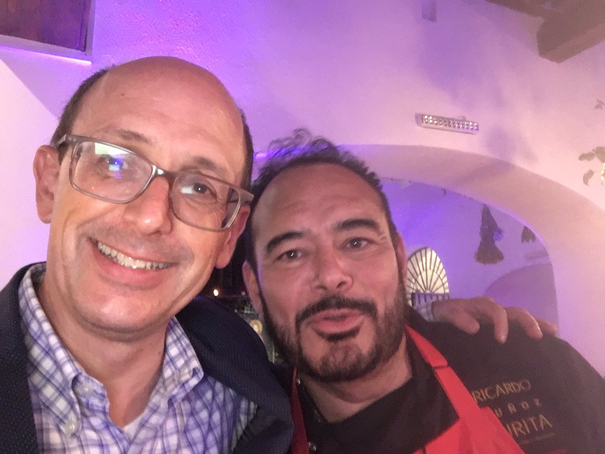 AleCanedoP's tweet photo. Mas allá de la polémica y las discusiones sobre los chiles en nogada, es un gusto recibir en Puebla  @MunozZurita uno de los más importantes y carismáticos chef, que busca siempre explorar y evolucionar la forma en la cual entendemos la gastronomía. https://t.co/FXQy73gjeo
