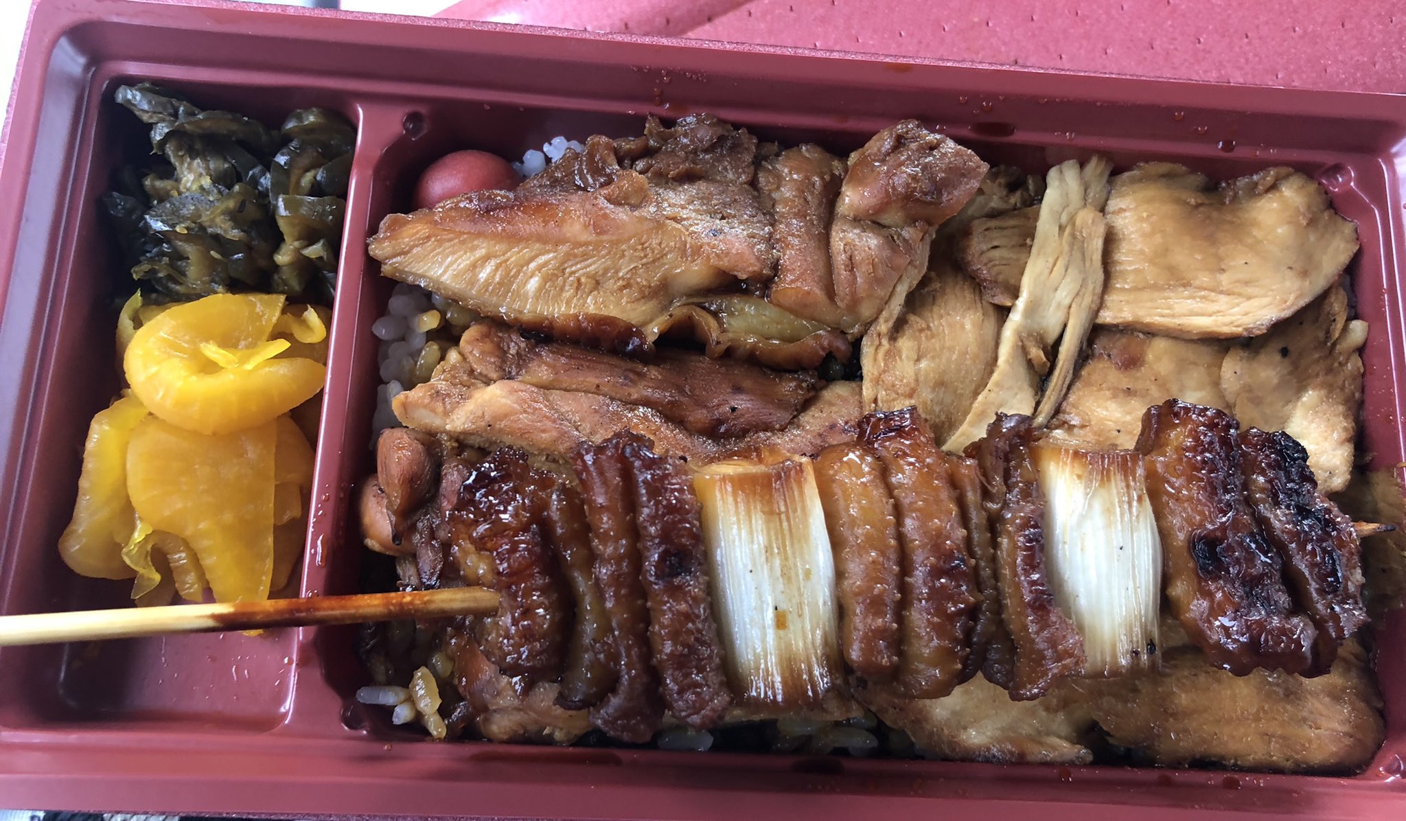 イッチー のみのり隊 めいと 今日のお昼は登利平の鳥めし松弁当 皮串 鳥もご飯もタレがシミシミで美味しかった T Co Mtko4w2mfu Twitter