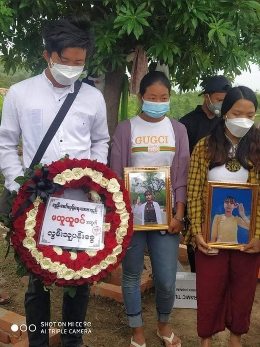 hnw92's tweet photo. Youths from Mandalay laid wreaths and salute &amp; staged a funeral service for Martyr Ma Thu Thu Zin who died in Mya Taung Strike on July 27.
#July29Coup 
#WhatsHappeningInMyanmar https://t.co/4Hyii05ZKW