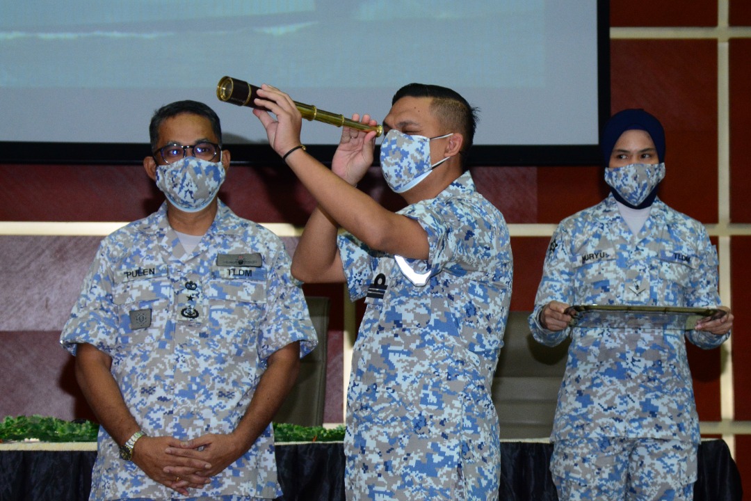 Mawilla_1's tweet photo. Serah Terima Tugas Pegawai Memerintah KD Ganyang dan Pegawai Kanan Skuadron Kapal Pembinasa Laju Pertama yang disaksikan oleh YBhg Timb PANGWILLA 1.
#NavyPeople 
#NavyPride 
@tldm_rasmi 
@reza_azeranil63
@ARBA_My 
@MPA_Barat
@pulendren https://t.co/1DseEAeQaw