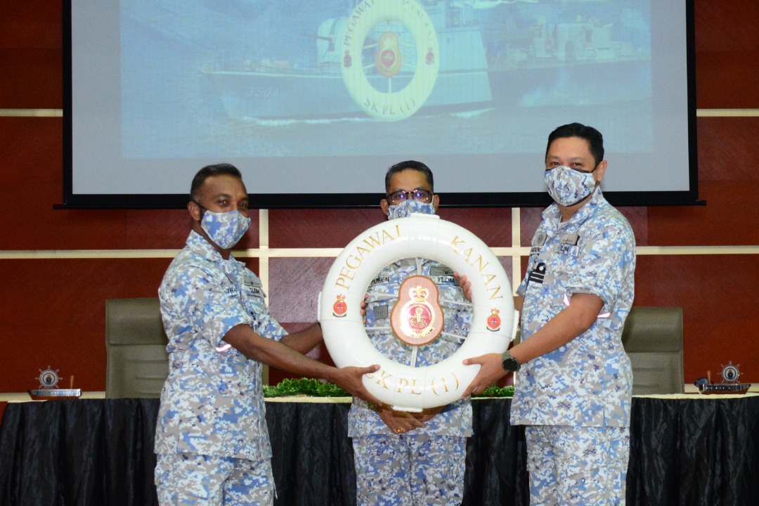 Mawilla_1's tweet photo. Serah Terima Tugas Pegawai Memerintah KD Ganyang dan Pegawai Kanan Skuadron Kapal Pembinasa Laju Pertama yang disaksikan oleh YBhg Timb PANGWILLA 1.
#NavyPeople 
#NavyPride 
@tldm_rasmi 
@reza_azeranil63
@ARBA_My 
@MPA_Barat
@pulendren https://t.co/1DseEAeQaw